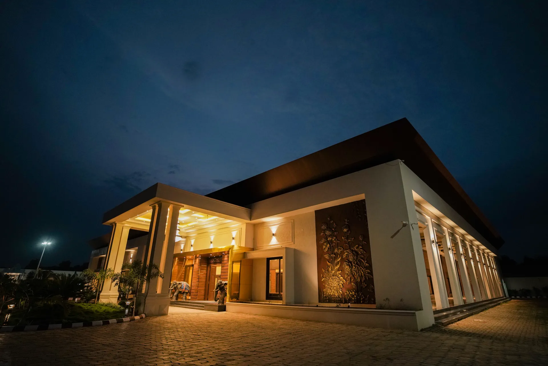 Royal Ritz - Luxury Hotel